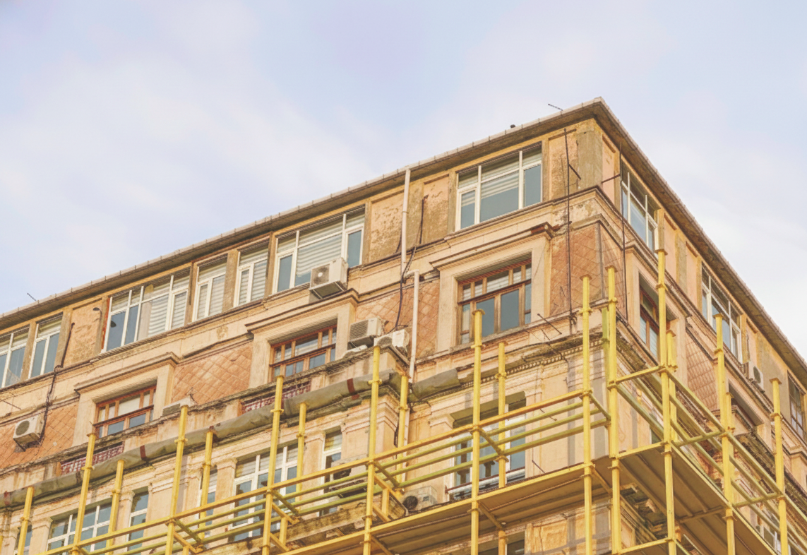 Façade d'immeuble en copropriété avec échafaudage de ravalement